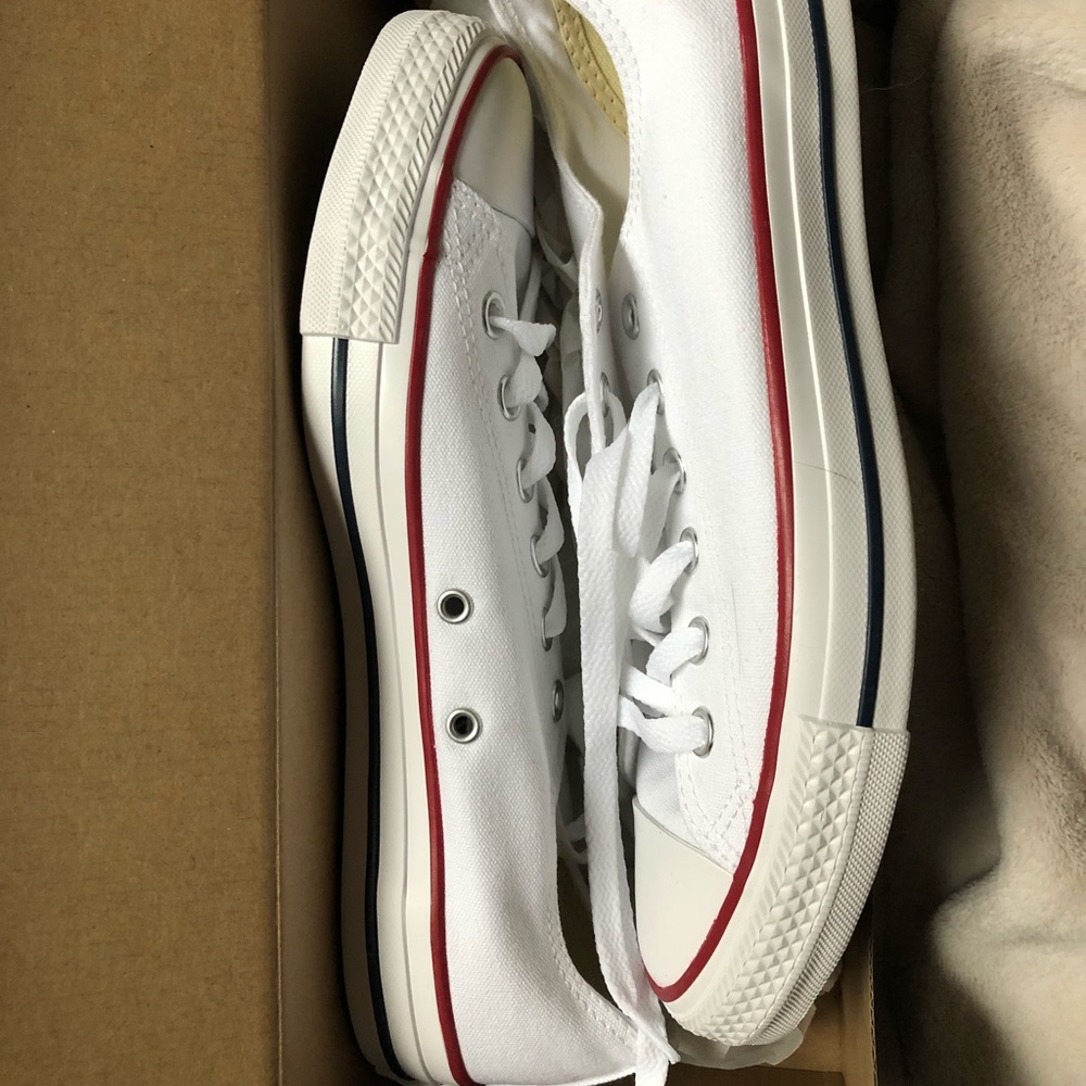 BRAND NEW IN BOX low top white converse